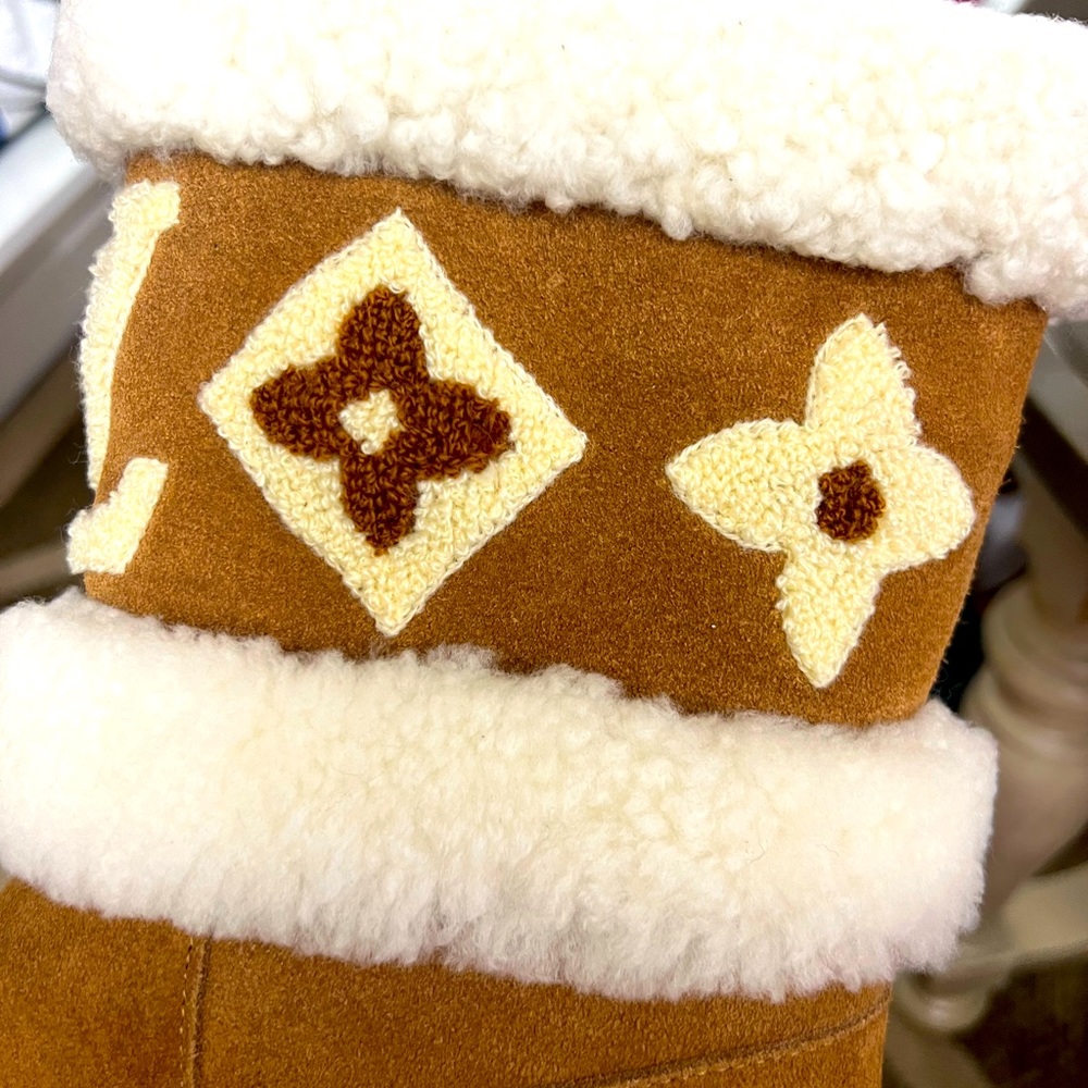 Size 39!!! Super comfy and warm! You will love these boots! Fast shipping.